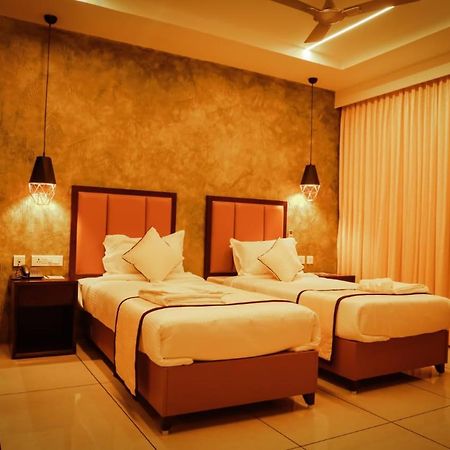 Hotel New York Square Kottayam Zewnętrze zdjęcie