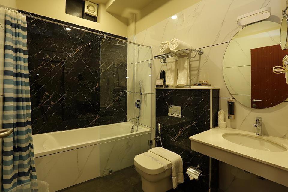 Hotel New York Square Kottayam Zewnętrze zdjęcie